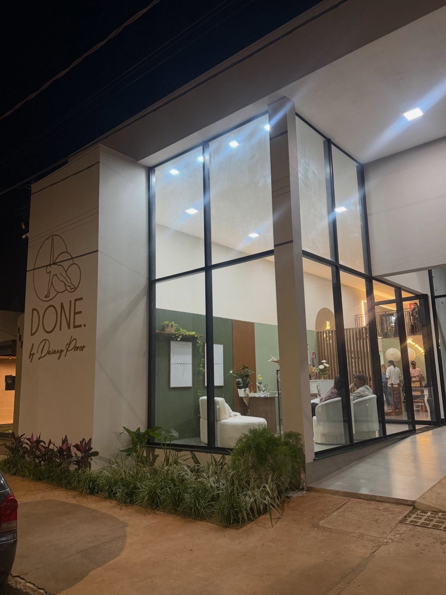 Fachada da Clínica à noite